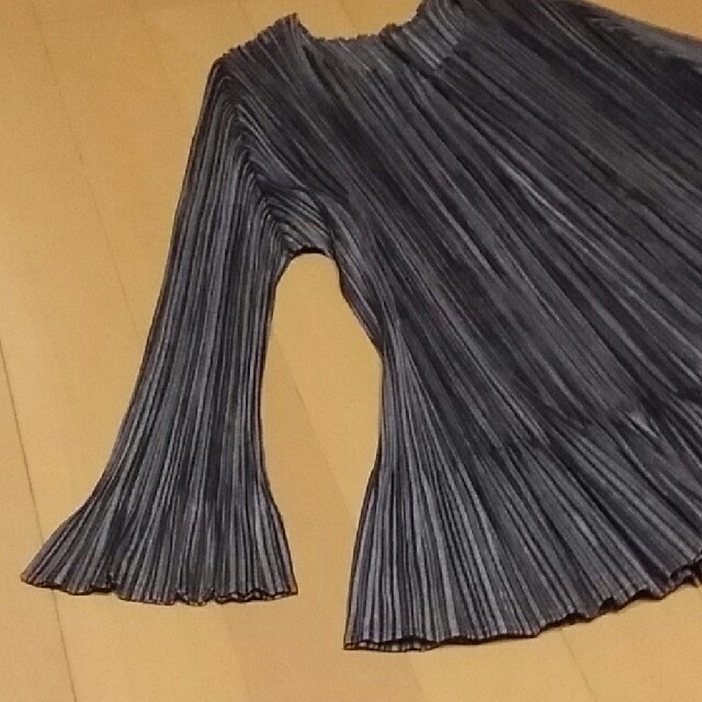 PLEATS PLEASE ISSEY MIYAKE(プリーツプリーズイッセイミヤケ)のプリーツプリーズ３黒グレーカーディガン レディースのトップス(カーディガン)の商品写真