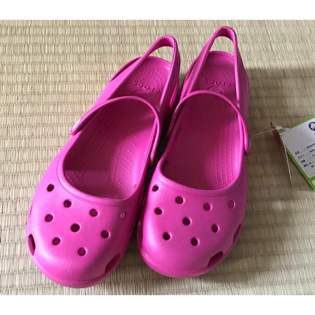 crocs(クロックス)の51 クロックス crocs ピンク サンダル 25cm 新品 レディースの靴/シューズ(サンダル)の商品写真