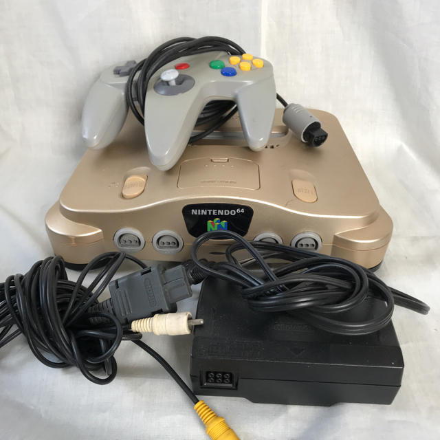 NINTENDO 64(ニンテンドウ64)のニンテンドー64 本体 ゴールド エンタメ/ホビーのゲームソフト/ゲーム機本体(家庭用ゲーム機本体)の商品写真