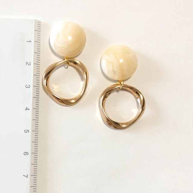 マーブルベージュ カボション ゴールドデザインリング ピアス イヤリング ハンドメイドのアクセサリー(ピアス)の商品写真