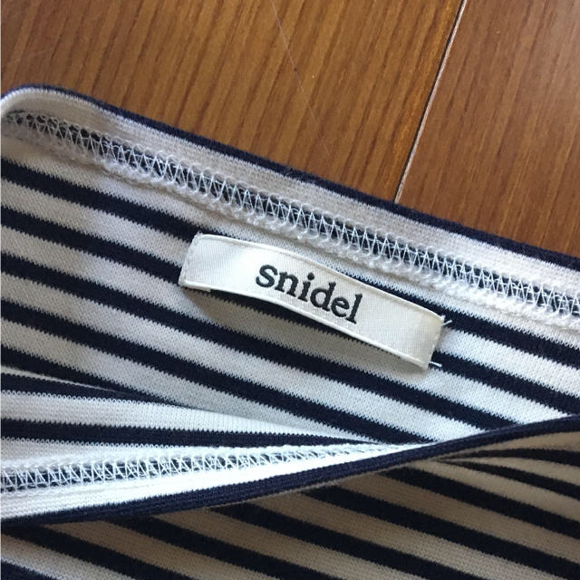 SNIDEL(スナイデル)のスナイデル ボーダーカットソー オフショル レディースのトップス(カットソー(半袖/袖なし))の商品写真