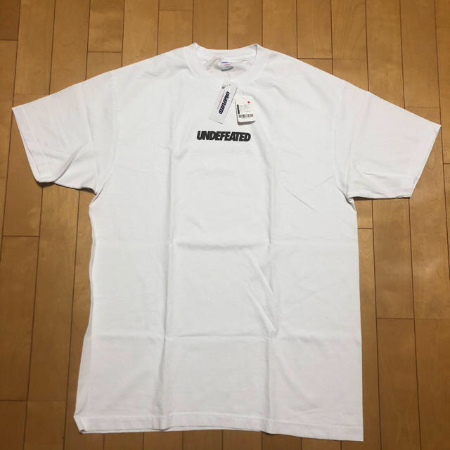 UNDEFEATED(アンディフィーテッド)の【半額】 undefeated ロゴ Tシャツ tee 白 L メンズのトップス(Tシャツ/カットソー(半袖/袖なし))の商品写真