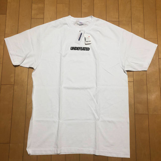 アンディフィーテッド(UNDEFEATED)の【半額】 undefeated ロゴ Tシャツ tee 白 L(Tシャツ/カットソー(半袖/袖なし))