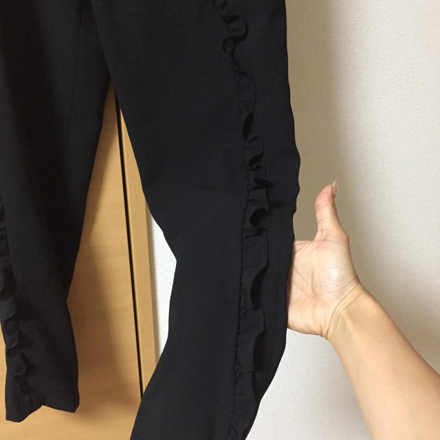 ZARA(ザラ)の新品♦︎ZARA♦︎フリルパンツ レディースのパンツ(クロップドパンツ)の商品写真