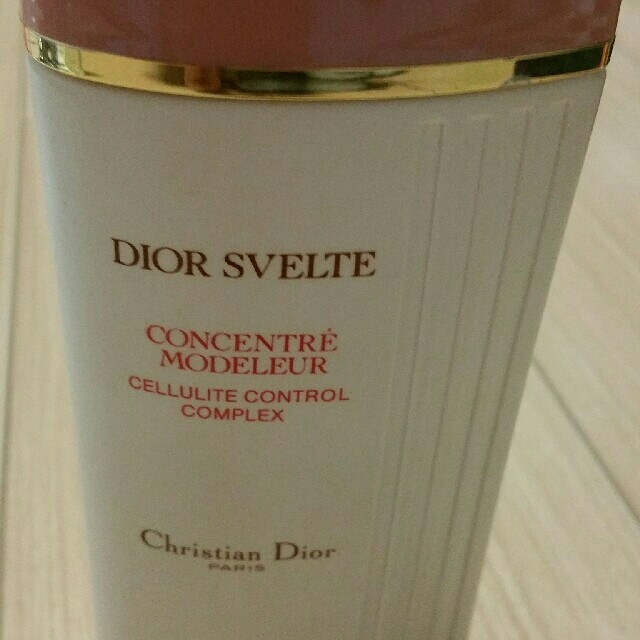 Christian Dior(クリスチャンディオール)の送料無料！ディオール　スヴェルトセルライトコントロール　ボディスリミングジェル コスメ/美容のボディケア(ボディローション/ミルク)の商品写真