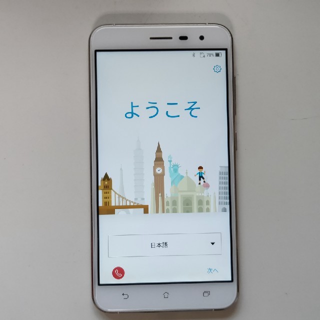 ASUS(エイスース)のZenFone3 ホワイトZE552KL SIMフリー 4GB 64GB台湾版
 スマホ/家電/カメラのスマートフォン/携帯電話(スマートフォン本体)の商品写真