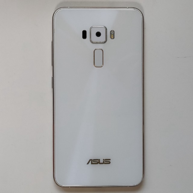 ASUS(エイスース)のZenFone3 ホワイトZE552KL SIMフリー 4GB 64GB台湾版
 スマホ/家電/カメラのスマートフォン/携帯電話(スマートフォン本体)の商品写真