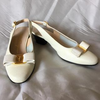 サルヴァトーレフェラガモ(Salvatore Ferragamo)のフェラガモ バックストラップパンプス6Cホワイト(ハイヒール/パンプス)