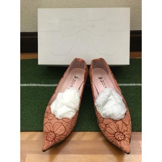 New Year SALE ピンクベージュフラワー型押しレザーフラットシューズ(ハイヒール/パンプス)