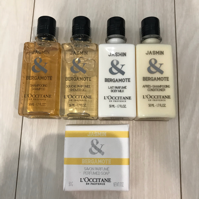 L'OCCITANE(ロクシタン)のロクシタン バスアメニティ 5点セット ジャスミン&ベルガモット コスメ/美容のボディケア(ボディローション/ミルク)の商品写真