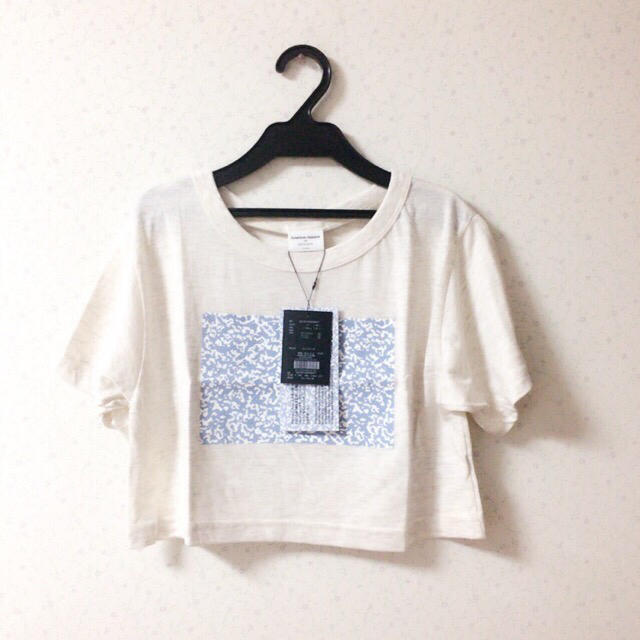 EMODA(エモダ)のEMODA ショート丈 Tシャツ 新品 未使用 タグ付き レディースのトップス(Tシャツ(半袖/袖なし))の商品写真