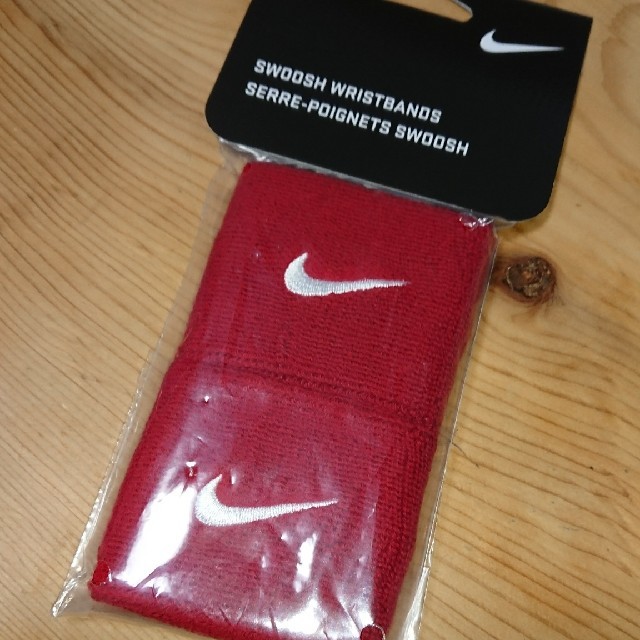 NIKE(ナイキ)のるるそらさん専用！3点！ナイキ リストバンド レッド メンズのアクセサリー(バングル/リストバンド)の商品写真