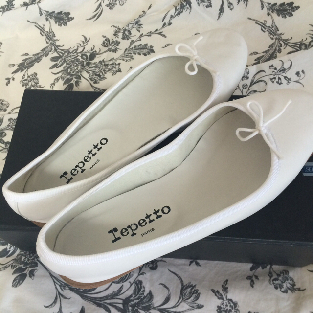 repetto(レペット)のrepettoレペット★フラットシューズ★バレエシューズ★ホワイト★サイズ39 レディースの靴/シューズ(バレエシューズ)の商品写真