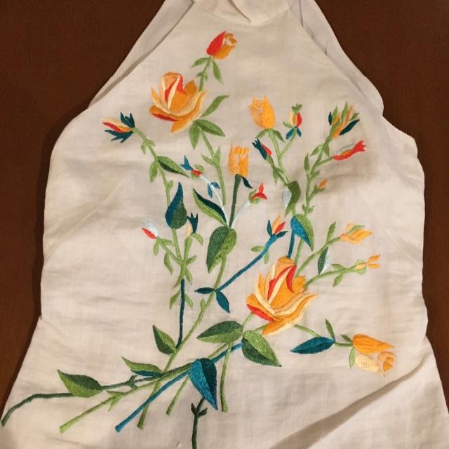 刺繍が素敵なホルダーネック