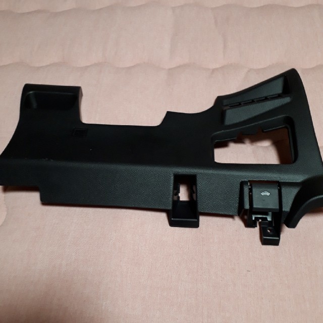 車の部品エクストレイル赤色