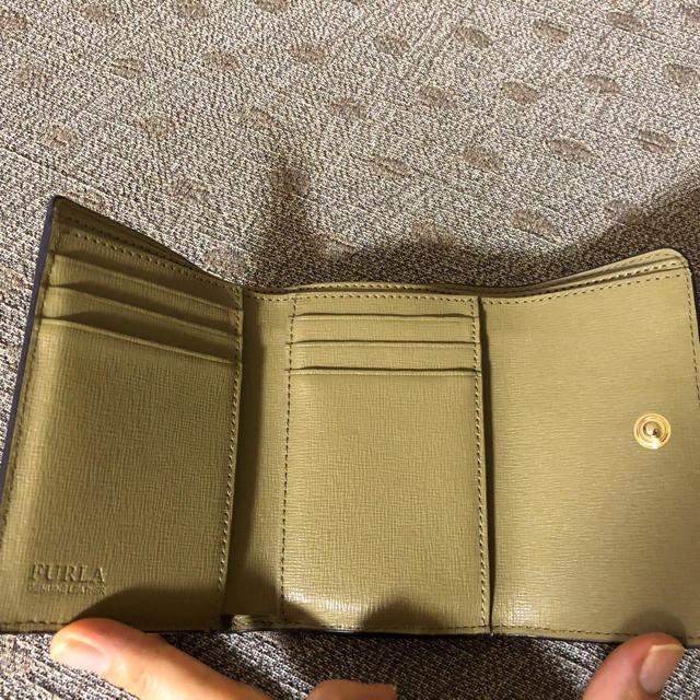フルラ カーキ 財布