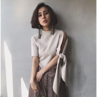 アメリヴィンテージ(Ameri VINTAGE)のAmeri♡ASYMMETRY KNOT SLEEVE KNIT(カットソー(半袖/袖なし))