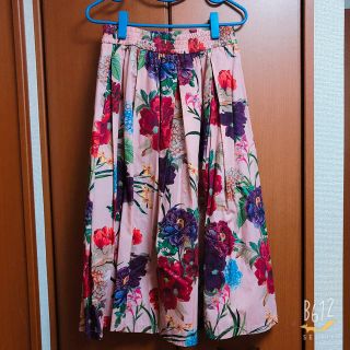 ザラ(ZARA)のZARA 花柄 スカート ピンク 華やか(ひざ丈スカート)