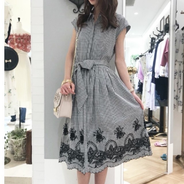 Noela(ノエラ)の♡今期新作♡未使用新品 裾レース刺繍シャツワンピース♡ノエラ美人百花 レディースのワンピース(ひざ丈ワンピース)の商品写真