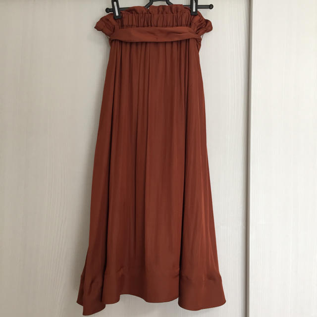 Mila Owen(ミラオーウェン)のMilaOwen 赤茶 レンガ色 茶色 ロングスカート サテン地風 レディースのスカート(ロングスカート)の商品写真