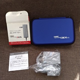 3DS　新品純正アダプターとブルーの3DSLL用ケース　セット(携帯用ゲーム機本体)