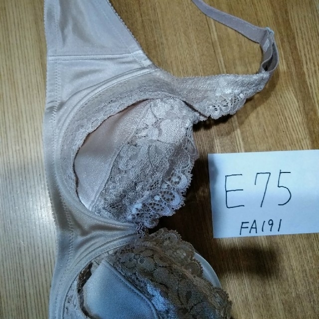 シャルレ(シャルレ)のシャルレE75ブラジャー レディースの下着/アンダーウェア(ブラ)の商品写真