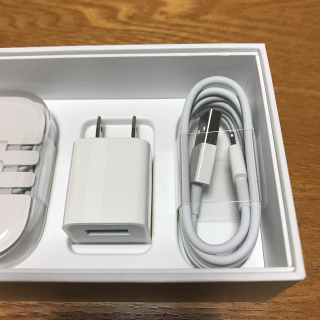 Apple(アップル)のApple純正 イヤホン、ケーブル、電源アダプタ スマホ/家電/カメラのスマホアクセサリー(その他)の商品写真