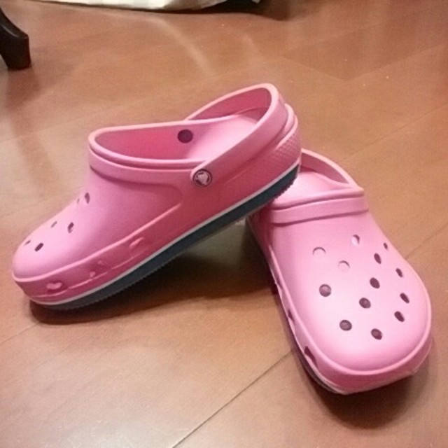 crocs(クロックス)のあきぽんさま専用！　　　　ｃｒｏｃｓ　ピンク色 キッズ/ベビー/マタニティのキッズ靴/シューズ(15cm~)(サンダル)の商品写真