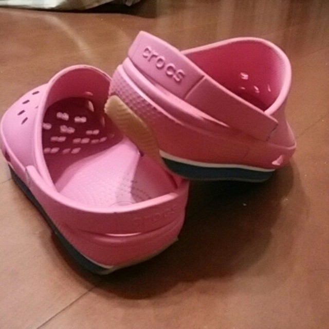 crocs(クロックス)のあきぽんさま専用！　　　　ｃｒｏｃｓ　ピンク色 キッズ/ベビー/マタニティのキッズ靴/シューズ(15cm~)(サンダル)の商品写真