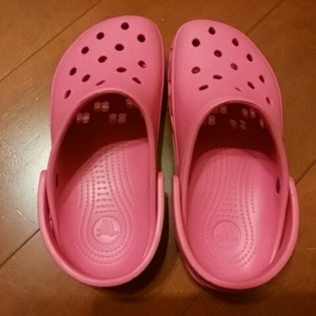 crocs(クロックス)のあきぽんさま専用！　　　　ｃｒｏｃｓ　ピンク色 キッズ/ベビー/マタニティのキッズ靴/シューズ(15cm~)(サンダル)の商品写真