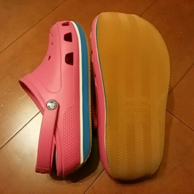 crocs(クロックス)のあきぽんさま専用！　　　　ｃｒｏｃｓ　ピンク色 キッズ/ベビー/マタニティのキッズ靴/シューズ(15cm~)(サンダル)の商品写真