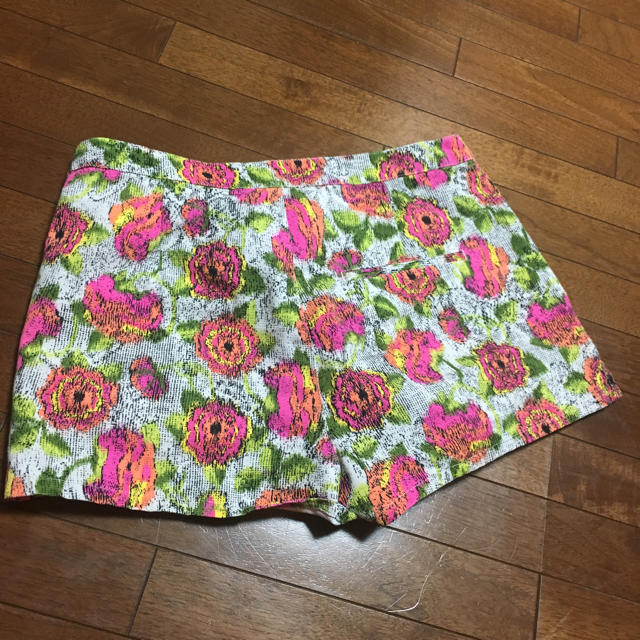 ZARA(ザラ)の花柄ショートパンツ レディースのパンツ(ショートパンツ)の商品写真