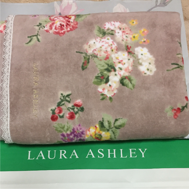 LAURA ASHLEY(ローラアシュレイ)のローラアシュレイバスタオル新品未使用 インテリア/住まい/日用品の日用品/生活雑貨/旅行(タオル/バス用品)の商品写真