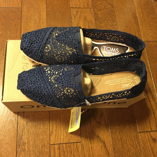 TOMS(トムズ)のTOMS Classics Navy Crochet スリッポン 新品 7.5 レディースの靴/シューズ(スリッポン/モカシン)の商品写真