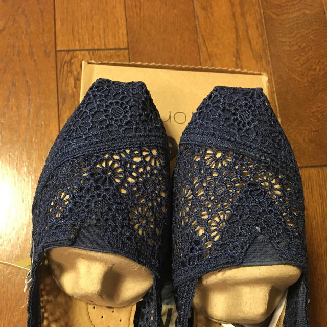 TOMS(トムズ)のTOMS Classics Navy Crochet スリッポン 新品 7.5 レディースの靴/シューズ(スリッポン/モカシン)の商品写真