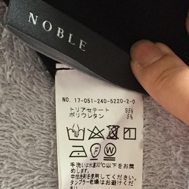 Noble(ノーブル)の🆗専用 NOBLE トリアセツイル スクエアラッフルソデ ブラウス レディースのトップス(シャツ/ブラウス(半袖/袖なし))の商品写真