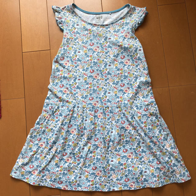 UNIQLO(ユニクロ)のユニクロ リバティ ワンピース 140 ブルー系 キッズ/ベビー/マタニティのキッズ服女の子用(90cm~)(ワンピース)の商品写真