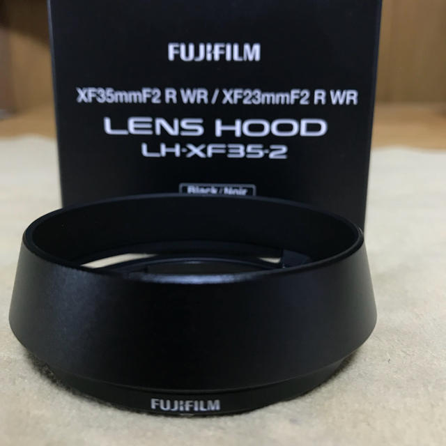 富士フイルム(フジフイルム)のFUJIFILM レンズフード LH−XF35-2ブラック スマホ/家電/カメラのカメラ(レンズ(単焦点))の商品写真