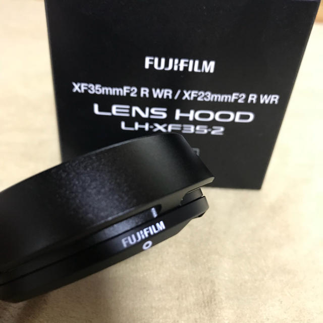 富士フイルム(フジフイルム)のFUJIFILM レンズフード LH−XF35-2ブラック スマホ/家電/カメラのカメラ(レンズ(単焦点))の商品写真