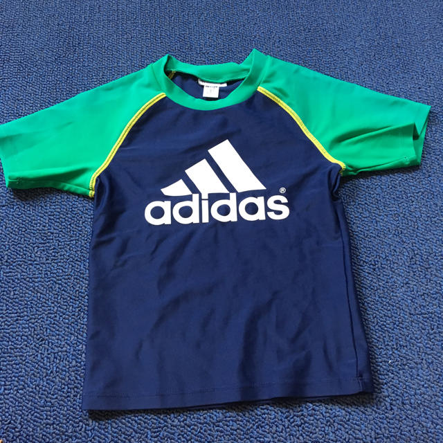 adidas(アディダス)のadidas 半袖ラッシュガード キッズ/ベビー/マタニティのキッズ服男の子用(90cm~)(水着)の商品写真