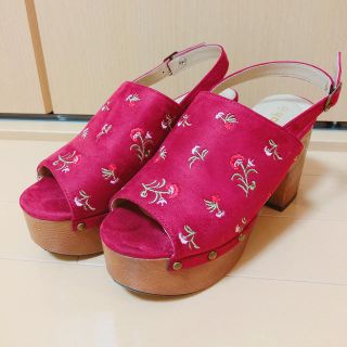 ウィゴー(WEGO)の♡WEGO 小花柄 刺繍 ウッド 厚底サンダル 赤♡(サンダル)