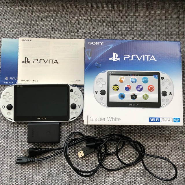 PS Vita PCH-2000 Wi-Fiモデル　ソフト8本とおまけ付き