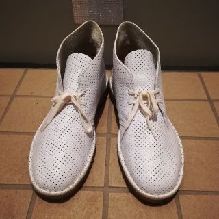 クラークス(Clarks)のClarks　デザートブーツ　白　25.5センチ(ブーツ)