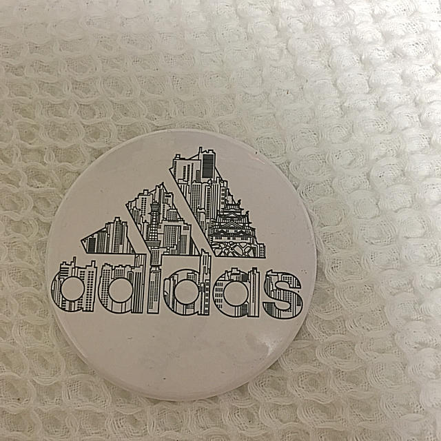 adidas(アディダス)のアディダス 缶バッジ 非売品 エンタメ/ホビーのアニメグッズ(バッジ/ピンバッジ)の商品写真