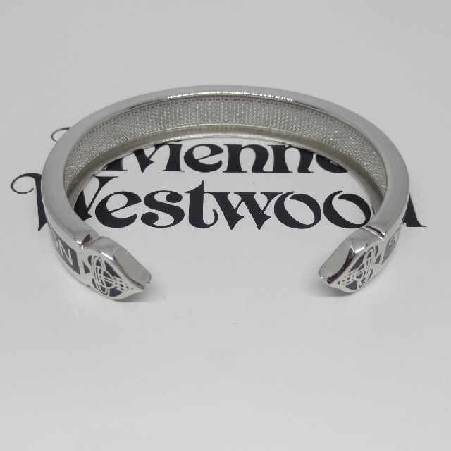 Vivienne Westwood(ヴィヴィアンウエストウッド)のUSED Vegasバングル黒  ヴィヴィアンウエストウッド レディースのアクセサリー(リング(指輪))の商品写真