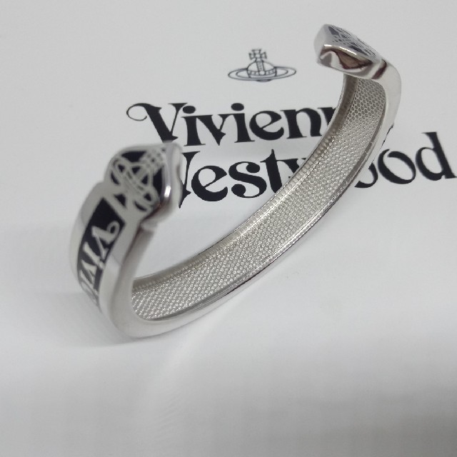 Vivienne Westwood(ヴィヴィアンウエストウッド)のUSED Vegasバングル黒  ヴィヴィアンウエストウッド レディースのアクセサリー(リング(指輪))の商品写真