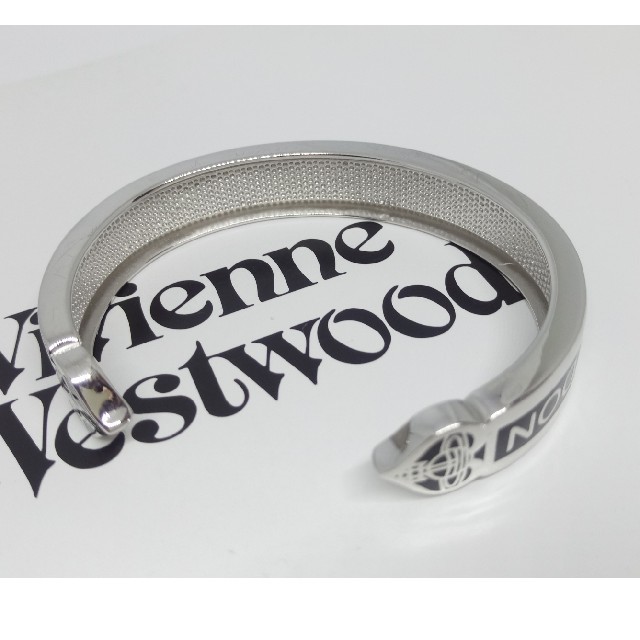 Vivienne Westwood(ヴィヴィアンウエストウッド)のUSED Vegasバングル黒  ヴィヴィアンウエストウッド レディースのアクセサリー(リング(指輪))の商品写真
