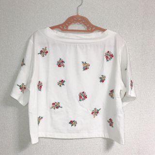 ローリーズファーム(LOWRYS FARM)のLOWRYS  FARM 花柄 刺繍 トップス(Tシャツ(半袖/袖なし))