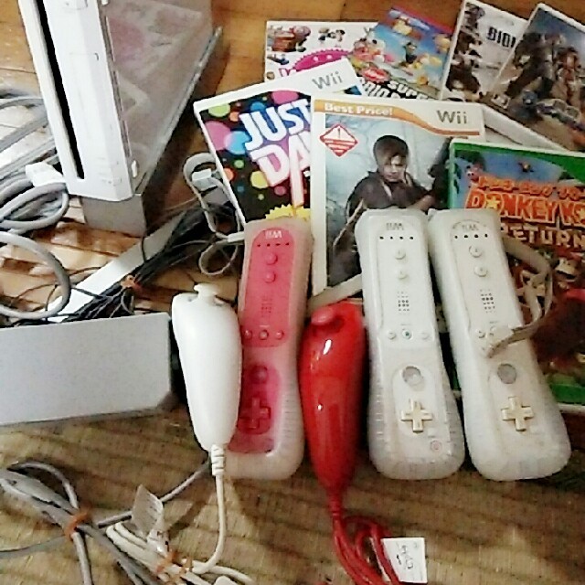 値下げ！Wii 一式 ソフト７本中古品 エンタメ/ホビーのゲームソフト/ゲーム機本体(家庭用ゲーム機本体)の商品写真