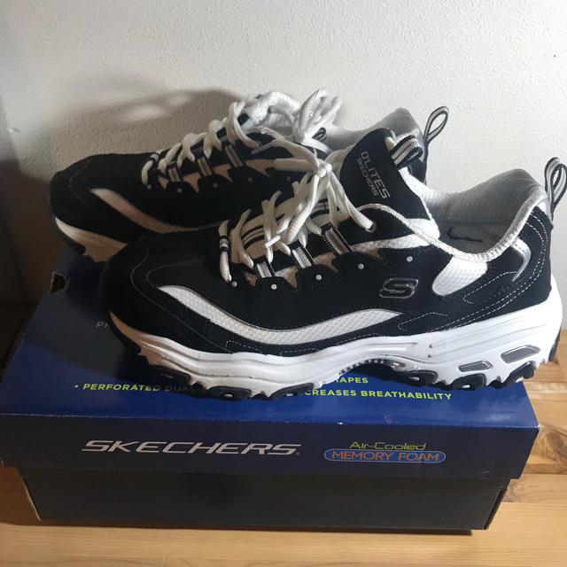 SKECHERS(スケッチャーズ)のSKECHERS D'LIGHT メンズの靴/シューズ(スニーカー)の商品写真